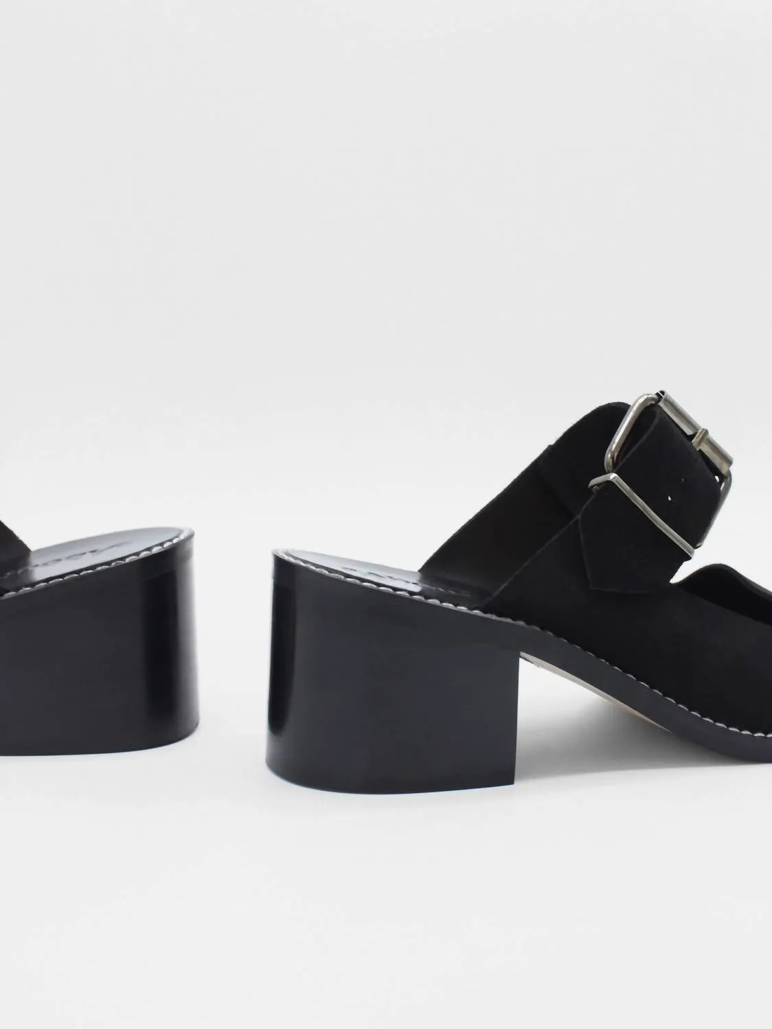 Women's Avi Mule In Black