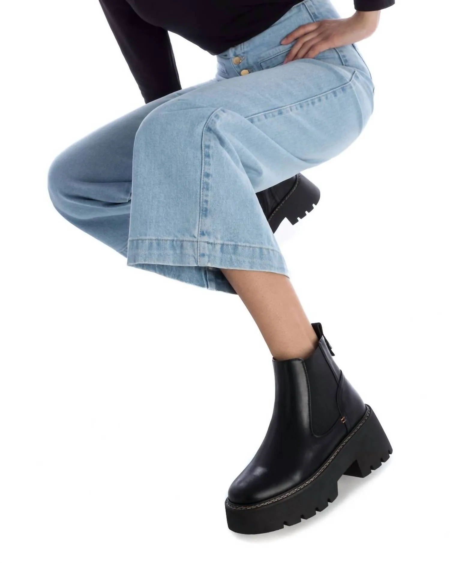 Women's Chelsea Booties In Black